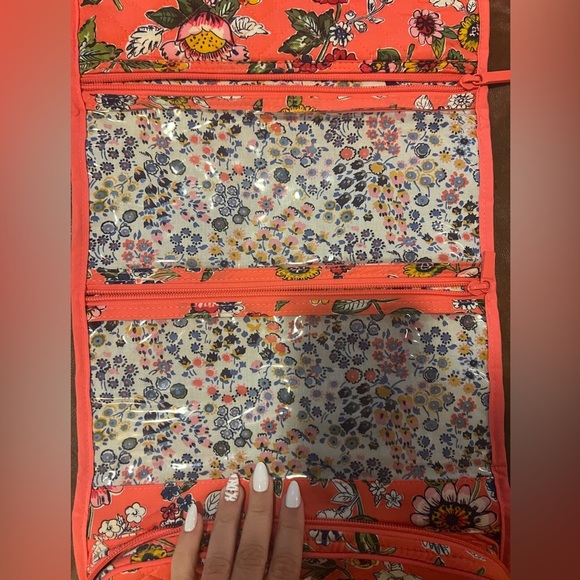 NWOT Vera Bradley Hanging travel Organizer in Coral Floral. Cosmetic bag w/ hook - Picture 6 of 7